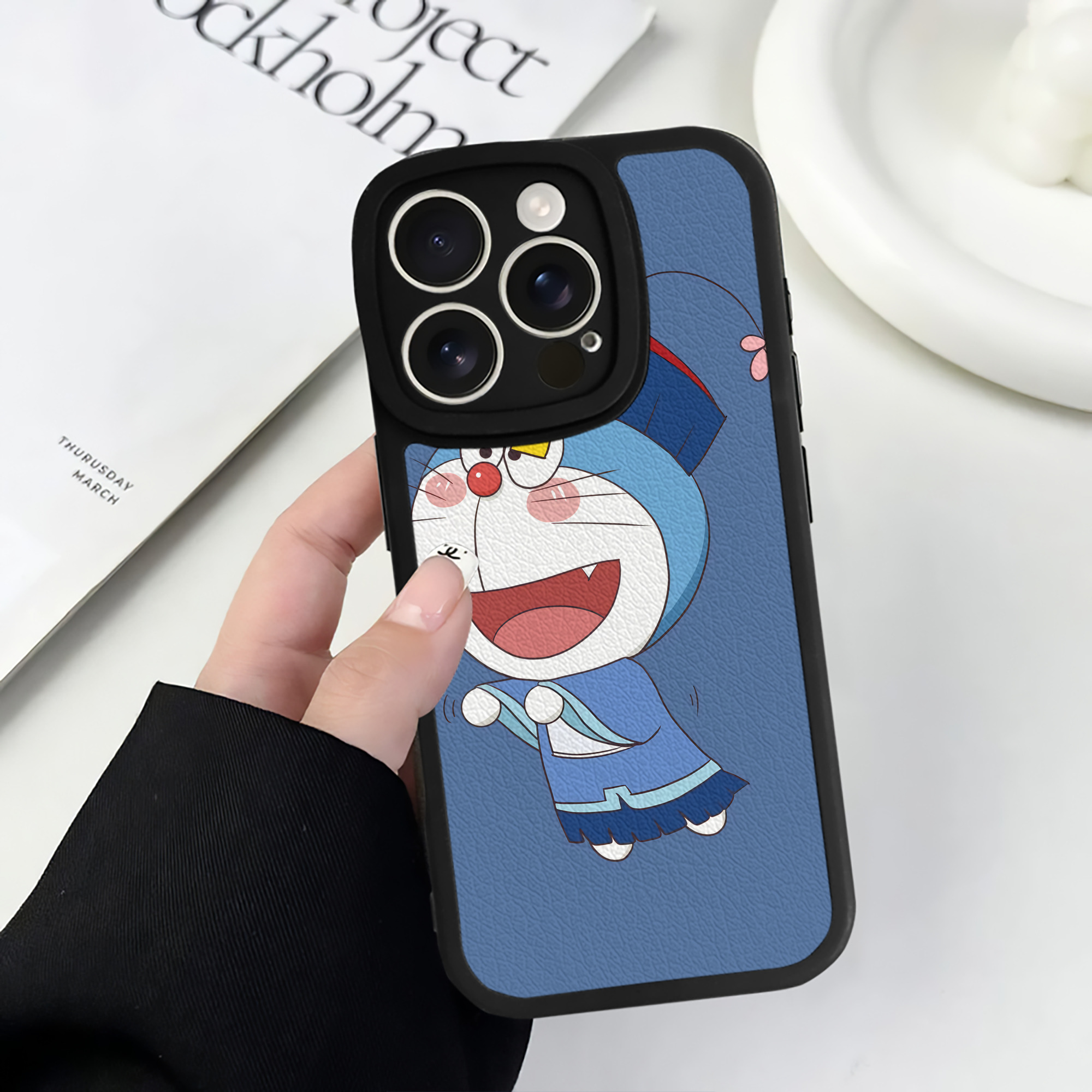 （画像用） ドラえもん Doraemon 【iPhone 16シリーズ対応】シリコンスマホケース（レザー調） 材質：シリコン